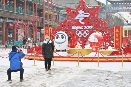 (miniature) Des gens prennent des photos devant les installations décoratives pour les Jeux olympiques d'hiver de Beijing 2022