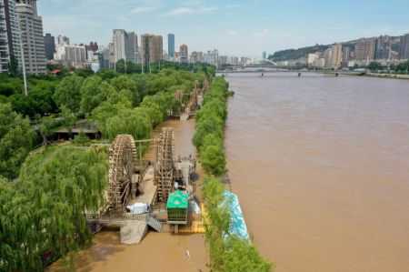 (miniature) La photo montre une section du fleuve Jaune à Lanzhou