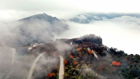 (miniature) Photo aérienne de la zone touristique de Longtoushan à Hanzhong