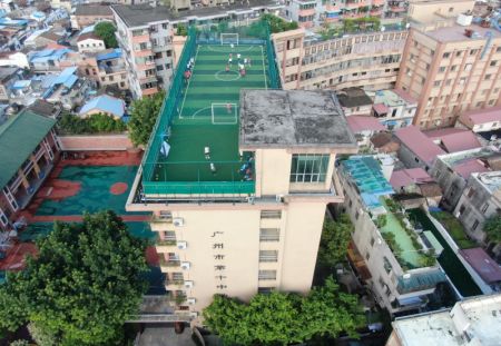 (miniature) Photo aérienne d'un terrain de sport aménagé sur le toit d'un bâtiment de l'école secondaire No