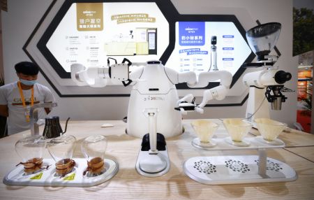 (miniature) Un robot de café fabriqué en Chine présenté à l'Exposition internationale des produits de consommation à Haikou