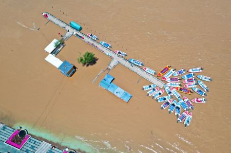 (miniature) La photo montre une section du fleuve Jaune à Lanzhou