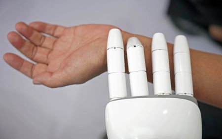 (miniature) Un robot de l'intelligence artificielle (IA) spécialisé en médecine traditionnelle chinoise (MTC) fournit un service de bilan de santé dans l'espace d'exposition des robots de service du Salon international du commerce des services de Chine 2020