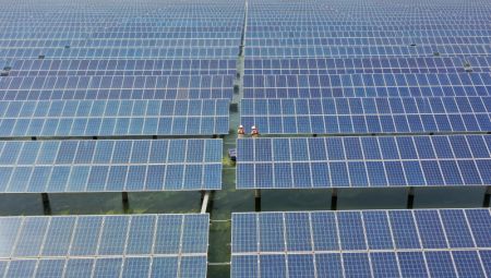 (miniature) Des ouvriers examinent les installations photovoltaïques dans une ferme aquatique dans l'arrondissement de Fengnan à Tangshan