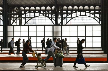 (miniature) Des passagers sur le quai à la Gare de Harbin