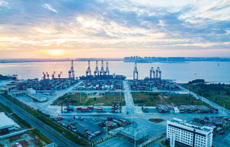 (miniature) Photo aérienne prise le 5 décembre 2021 du lever du soleil sur le port international de conteneurs Yangpu