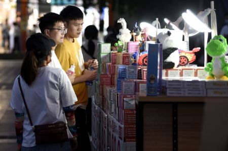 (miniature) Des gens font des achats dans un étal à Xi'an