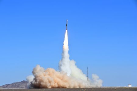 (miniature) Une fusée porteuse Kuaizhou-1A transportant les satellites de test CentiSpace-1-S3/S4 décolle du Centre de lancement de satellites de Jiuquan
