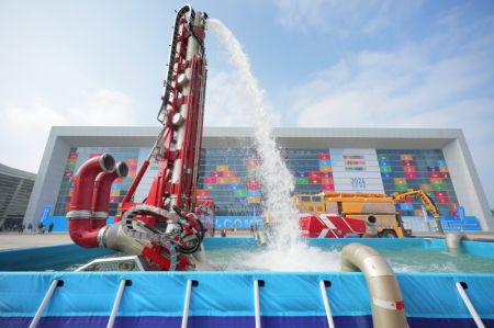 (miniature) Un équipement de lutte contre les incendies est présenté lors d'une exposition organisée dans le cadre des célébrations en Chine de la Journée mondiale des villes 2024