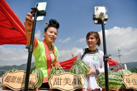 (miniature) Deux femmes font la promotion des pastèques en livestreaming