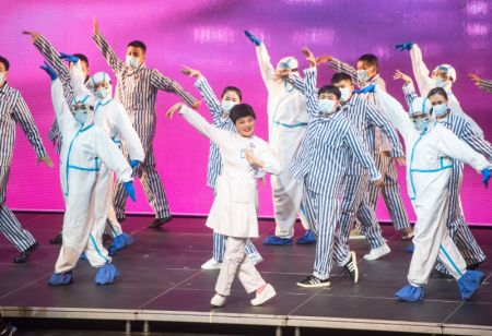 (miniature) Des acteurs du Théâtre populaire d'art de Wuhan présentent une pièce racontant l'histoire des professionnels médicaux durant la lutte contre l'épidémie de COVID-19 à Wuhan
