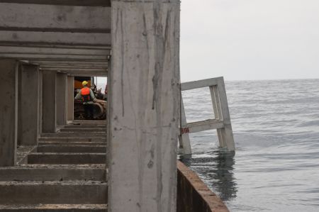 (miniature) Des ouvriers posent des récifs artificiels près de l'île de Wuzhizhou