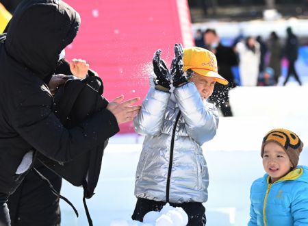 (miniature) Des enfants s'amusent lors d'un carnaval de neige et de glace au parc Taoranting durant les vacances du Nouvel An