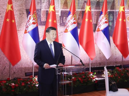 (miniature) Le président chinois Xi Jinping porte un toast lors d'un banquet de bienvenue offert par le président serbe Aleksandar Vucic et son épouse Tamara Vucic à Belgrade