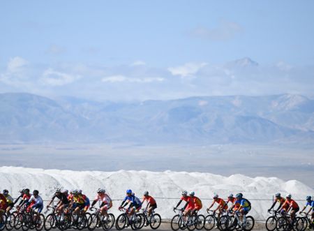 (miniature) Des cyclistes participent à l'étape six du 21e Tour du lac Qinghai 2022