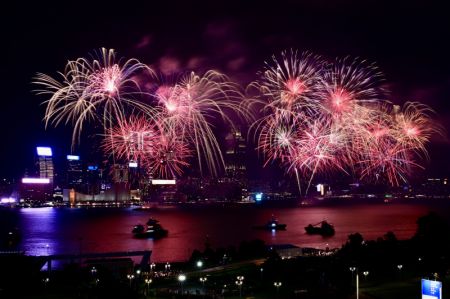 (miniature) Feux d'artifice pour célébrer le 75e anniversaire de la fondation de la République populaire de Chine au-dessus de Victoria Harbour