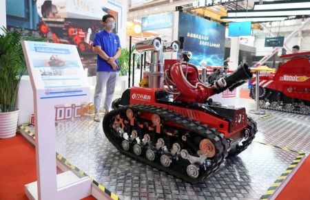 (miniature) Un robot de lutte contre les incendies est présenté lors de la Conférence mondiale sur la robotique 2022