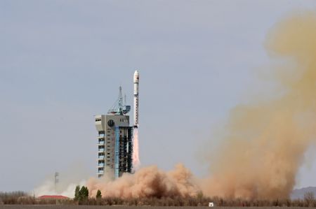 (miniature) Une fusée porteuse Longue Marche-2D transportant le satellite Gaojing-3 01 décolle depuis le centre de lancement de satellites de Jiuquan