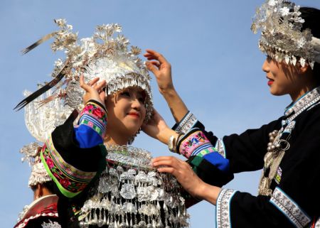 (miniature) Des gens se préparent à participer à la célébration de Liuyueliu