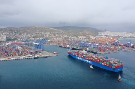 (miniature) Un cargo de COSCO Shipping arrive au port du Pirée