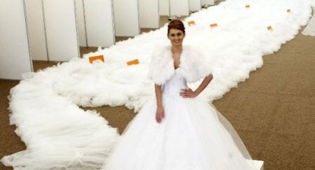 (miniature) La robe de mariée la plus longue du monde mesure 1579 mètres