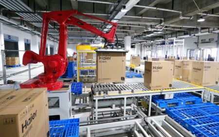 (miniature) Des robots automatiques transportent des marchandises dans un entrepôt intelligent d'un parc industriel de logistique à Qingdao