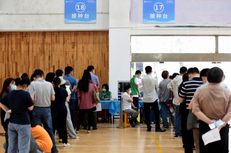 (miniature) Des membres du corps professoral et des &eacute;tudiants re&ccedil;oivent des vaccins contre la COVID-19 dans un site de vaccination de l'Universit&eacute; de l'agriculture de l'Anhui