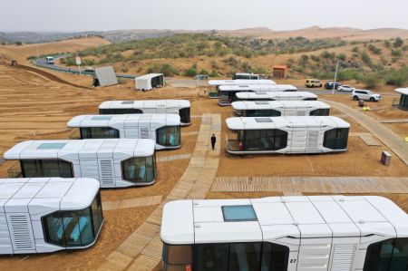 (miniature) Photo aérienne prise par un drone le 30 juillet 2024 montrant un camp de capsules hôtelières dans le site touristique du désert de Yinkentala de la bannière de Dalad