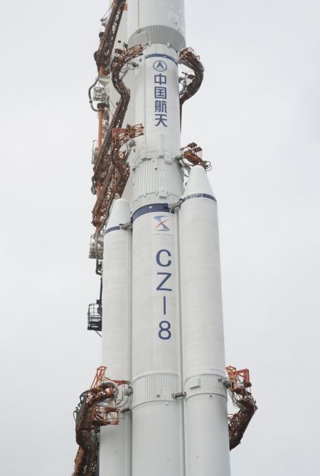 (miniature) La combinaison du satellite relais Queqiao-2 et de la fusée porteuse Longue Marche-8 Y3 est transférée verticalement vers la zone de lancement du Centre de lancement spatial de Wenchang
