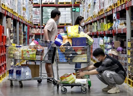 (miniature) Des clients font leurs courses dans un magasin Sam's Club du bourg de Beicai