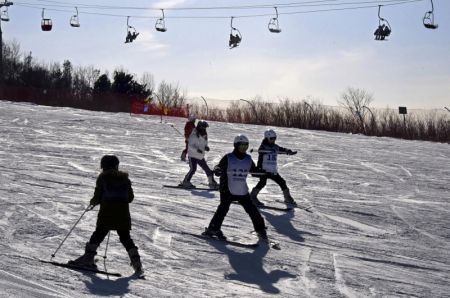 (miniature) Des personnes apprennent à skier dans une station de ski à Qingdao
