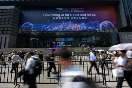(miniature) Des visiteurs à l'entrée du site de la Conférence mondiale sur l'IA 2024 à Shanghai