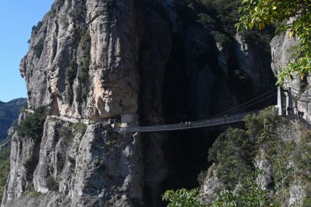 (miniature) Des touristes franchissent une passerelle dans le site touristique de la montagne Yandang à Yueqing