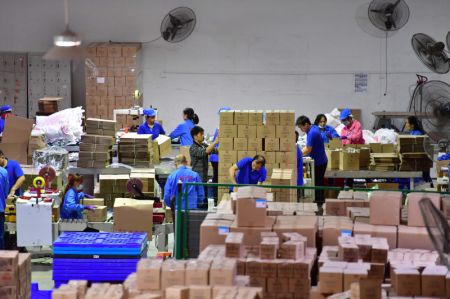 (miniature) Des travailleurs emballent des nouilles de riz Luosifen dans une entreprise agroalimentaire à Liuzhou