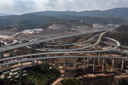 (miniature) Vue de la nouvelle autoroute Chuxiong-Dali dans la province chinoise du Yunnan (sud-ouest)