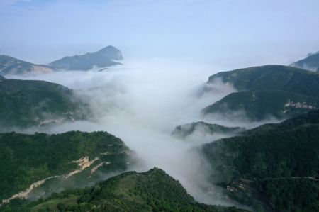 (miniature) Une mer de nuages dans le site touristique des monts Yunmeng