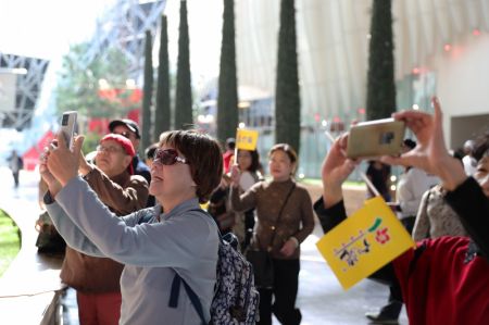 (miniature) Des touristes chinois visitent le parc d'attractions Ferrari World à Abou Dhabi