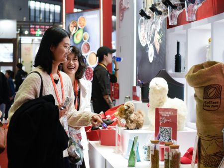 (miniature) Des gens visitent le pavillon du Pérou lors de la 7e Exposition internationale d'importation de la Chine (CIIE)