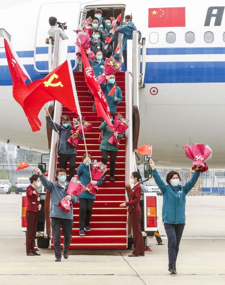 (miniature) Des membres de l'équipe d'assistance médicale de l'Hôpital de l'Ecole de médecine de l'Union de Beijing arrivent à l'Aéroport international de la capitale de Beijing