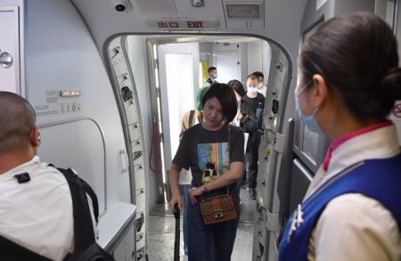 (miniature) Des voyageurs embarquent à bord du premier avion de la ligne Xi'an-Urumqi-Achgabat