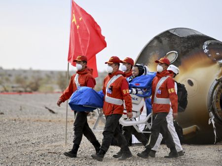 (miniature) L'astronaute Deng Qingming sort de la capsule de retour du vaisseau spatial habité Shenzhou-15