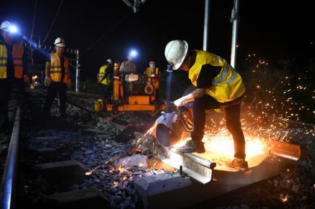 (miniature) Des ouvriers travaillent sur un chantier de construction du chemin de fer &agrave; grande vitesse Hefei-Anqing dans la province orientale de l'Anhui