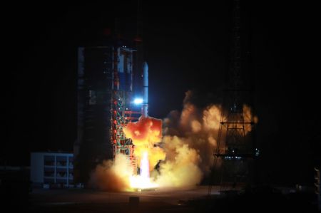 (miniature) Une fusée porteuse Longue Marche-2D transportant le satellite Yaogan-36 décolle du Centre de lancement de satellites de Xichang