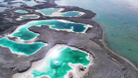 (miniature) Photo aérienne prise par un drone du lac Feicui dans la préfecture autonome mongole-tibétaine de Haixi