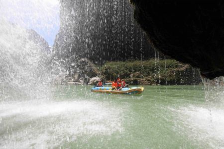 (miniature) Des touristes font du rafting dans le site touristique de Maoyanhe à Zhangjiajie