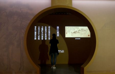 (miniature) Une visiteuse assiste à une conférence de presse d'une exposition sur les calligraphies et peintures de Su Shi