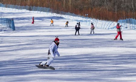 (miniature) Des skieurs profitent des pistes de la station de ski de Changbaishan dans la province du Jilin (nord-est)