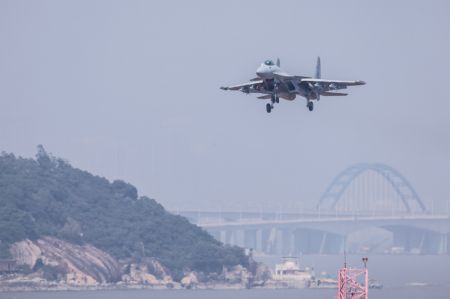 (miniature) Un avion de chasse embarqué sur porte-avions J-15 au salon Airshow China