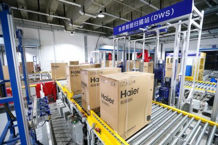 (miniature) Des marchandises sont scannées dans un entrepôt intelligent d'un parc industriel de logistique à Qingdao