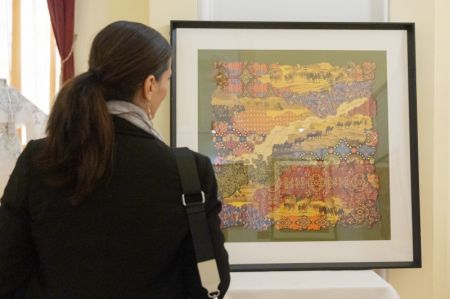 (miniature) Une visiteuse regarde une pièce lors de l'exposition d'art de la soie chinoise La merveilleuse Route de la soie à Budapest